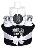 Trend Mama coole Windeltorte Junge schwarz im Geschenkkarton - Babysocken + handbedruckt Lätzchen...