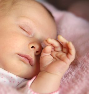 Das Baby schläft unruhig