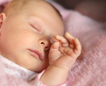 Das Baby schläft unruhig