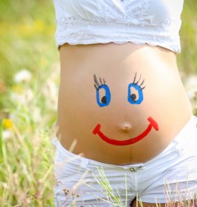 Schwangerschaftsbauch mit Gesicht
